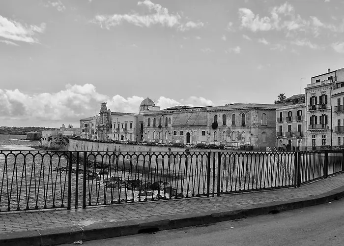 לינה וארוחת בוקר Diana סירקוזה