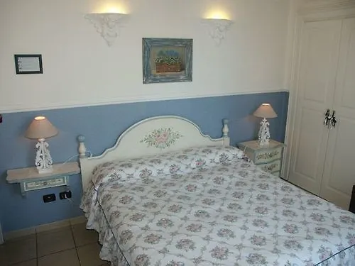 לינה וארוחת בוקר Diana 4*