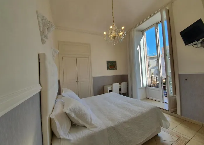 Diana לינה וארוחת בוקר סירקוזה